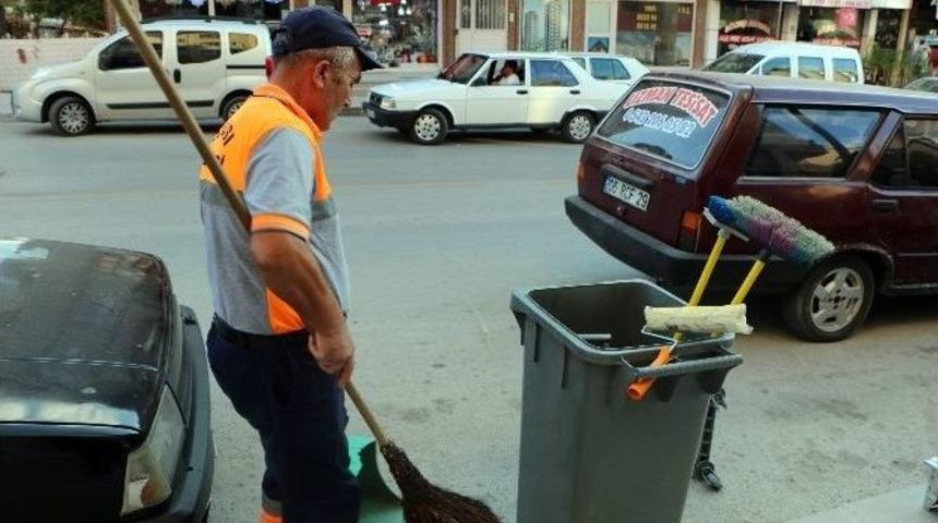 Temizlik İş&ccedil;isi Maaşını Demokrasi Şehitlerinin Ailelerine Bağışladı