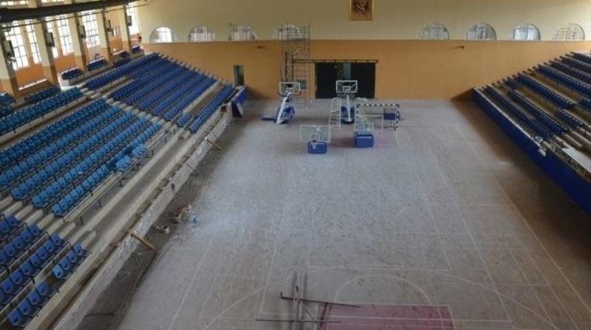 Mimar Sinan Spor Salonu Yenileniyor