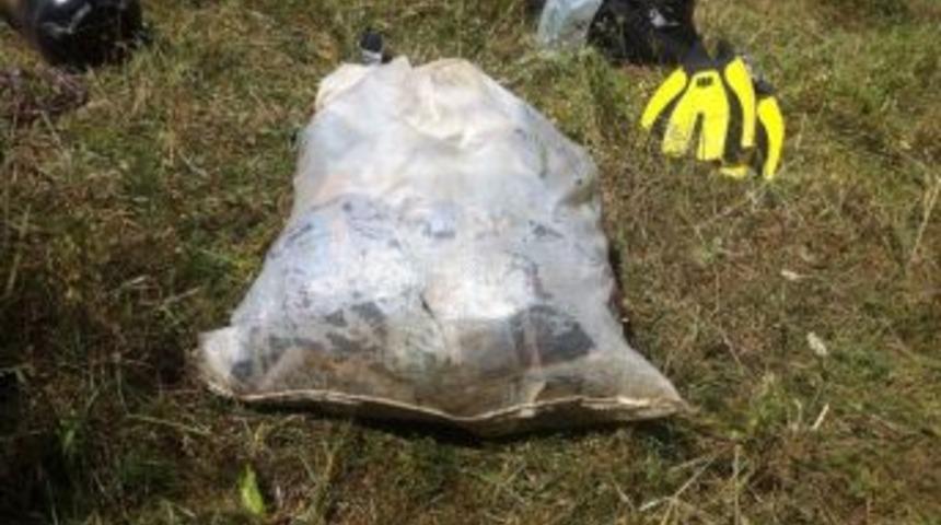 Su Kanalına Atılan 2 &Ccedil;uval Dolusu Fet&ouml; Kitabını Dalgı&ccedil;lar &Ccedil;ıkardı