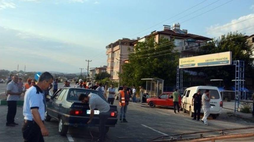 Orhaneli&rsquo;de 4 Ara&ccedil; Birbirine Girdi: 4 Yaralı