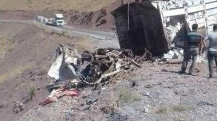 Pkk&rsquo;lıların Patlattığı Kamyon Demir Yığınına D&ouml;nd&uuml;