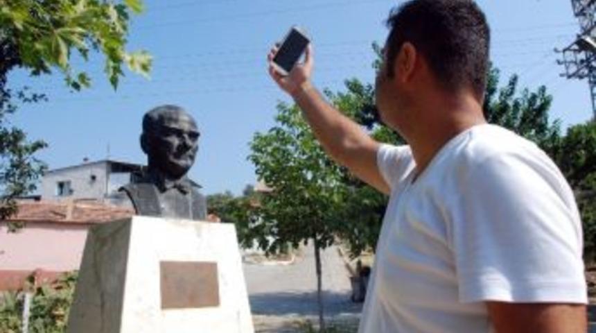 Bu Mahallede Herkes Atat&uuml;rk B&uuml;st&uuml;ne Akın Ediyor