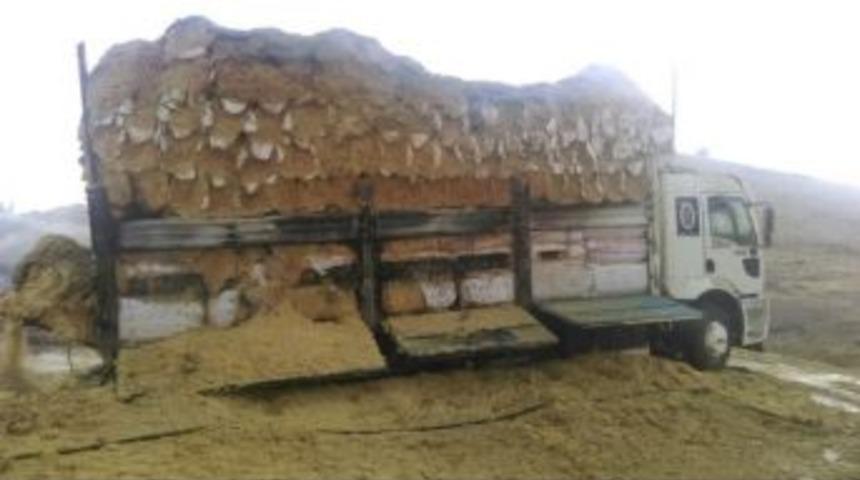 Saman Y&uuml;kl&uuml; Kamyonda Yangın &Ccedil;ıktı