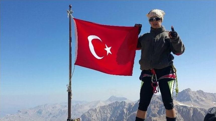 Adanalı Kadın Dağcılardan 3 Bin 756 Metrede Demokrasi N&ouml;beti
