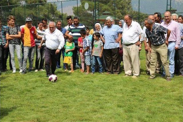 Erdemli Belediyesi Çerçili Mahallesi’ne Futbol Sahası Yaptı