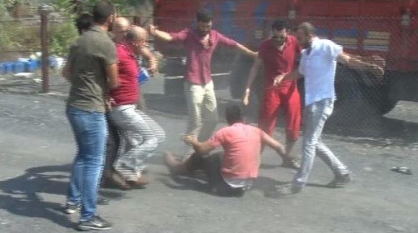 Mahalleli İle Maden İş&ccedil;ileri Birbirine Girdi: 3 Yaralı