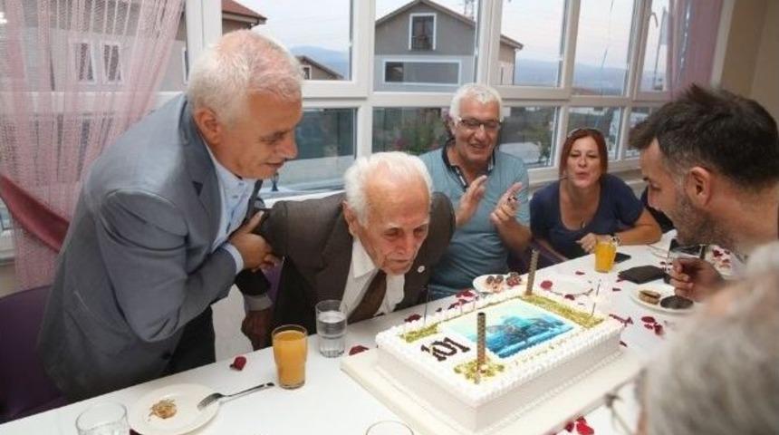 101 Yıldır Hi&ccedil; İla&ccedil; Kullanmadı, Yeni Yaşını Pastayla Kutladı