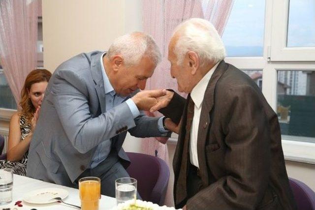 101 Yıldır Hiç İlaç Kullanmadı, Yeni Yaşını Pastayla Kutladı