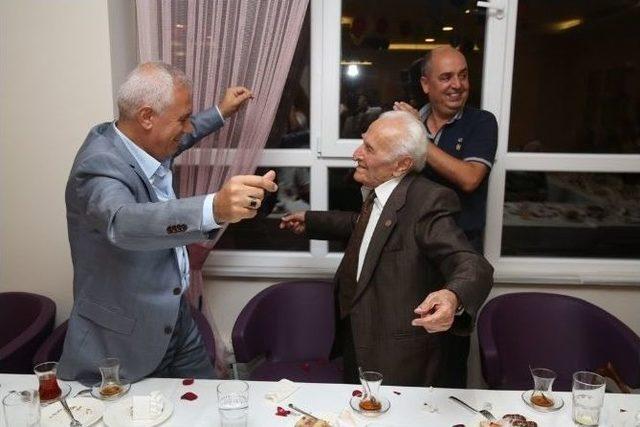 101 Yıldır Hiç İlaç Kullanmadı, Yeni Yaşını Pastayla Kutladı