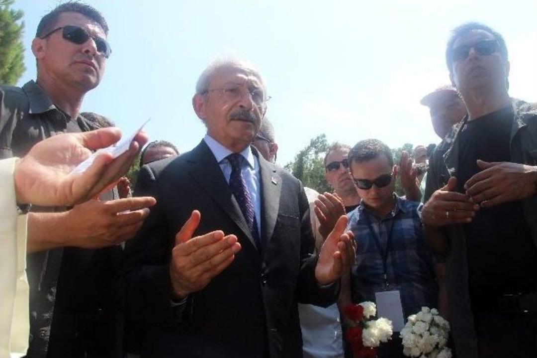 Kılı&ccedil;daroğlu Şehitlikte Dua Etti