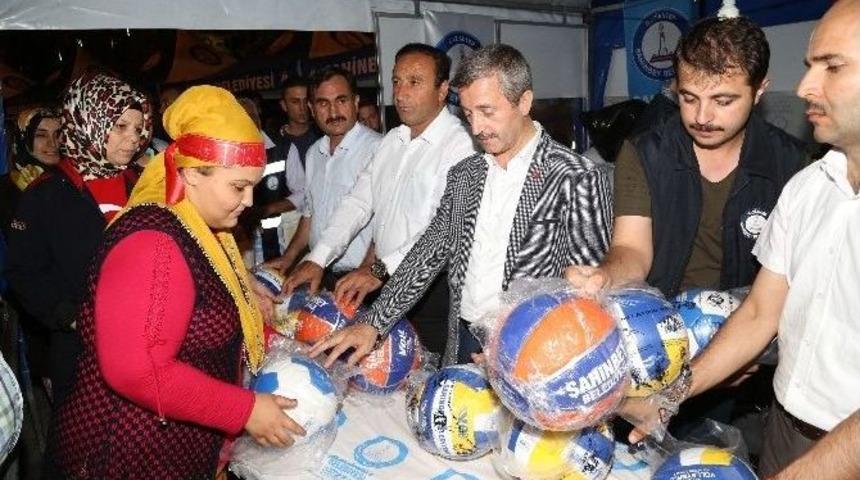 Şahinbey Demokrasi N&ouml;beti Tutanlara Top Dağıttı