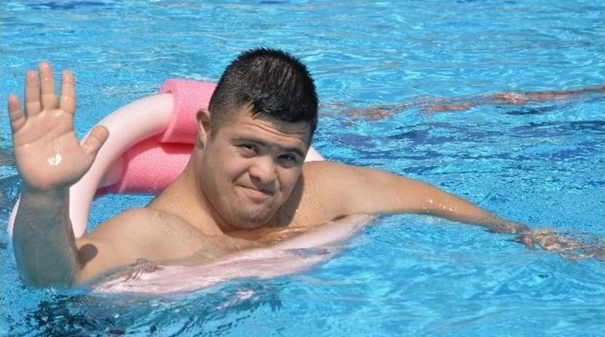 Mersin B&uuml;y&uuml;kşehir&rsquo;in Engelliler İ&ccedil;in A&ccedil;tığı Y&uuml;zme Kursu Başladı