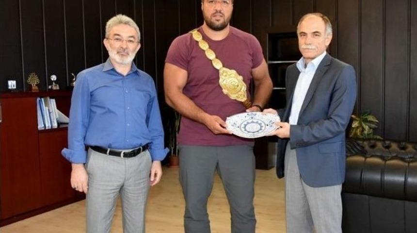 Kırkpınar Başpehlivanı Recep Kara Omü’yü Ziyaret Etti