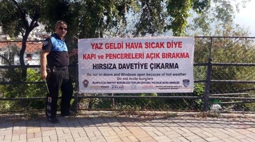 Polisten Sıcağa Karşı Pankartlı &rsquo;hırsız&rsquo; Uyarısı: