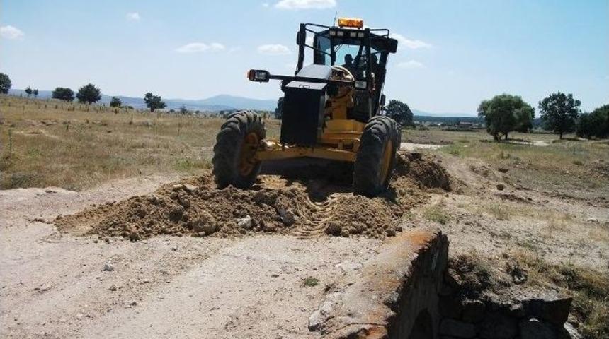 Seyitgazi Belediyesi Bağlatı Yollarını Elden Ge&ccedil;iriyor