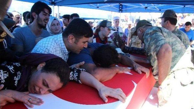 Şehidin Eşi “aşkım Beni Bırakıp Nereye Gidiyorsun” Diye Feryat Etti