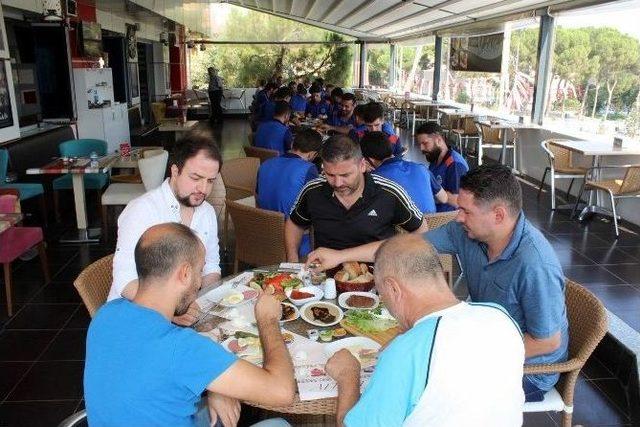 Başkan Karaçoban’dan Futbolculara Moral Kahvaltısı