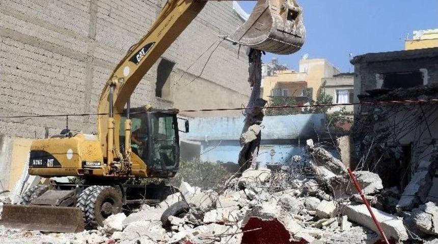 Akdeniz Belediyesi, Metruk Binaların Yıkımını S&uuml;rd&uuml;r&uuml;yor