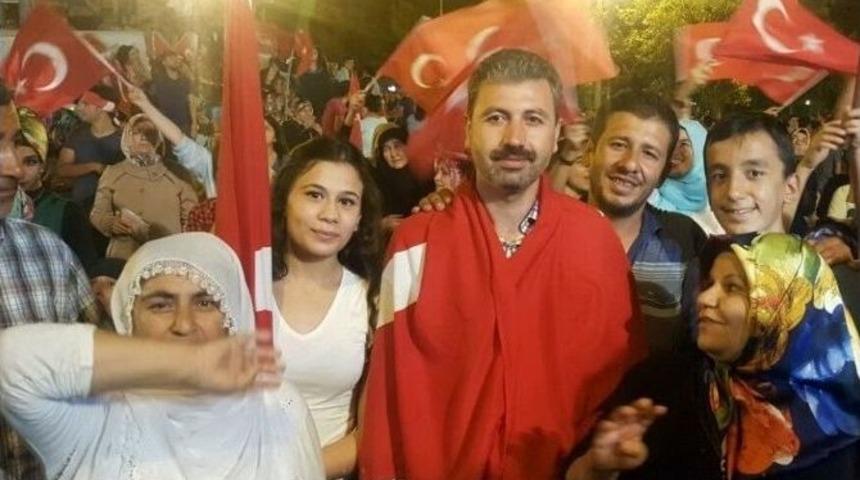 25 G&uuml;nd&uuml;r Meydanları Bırakmıyor