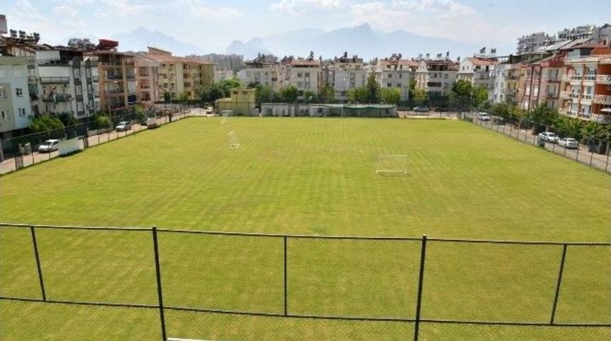 Toros Mahallesi&rsquo;ne Modern Futbol Sahası