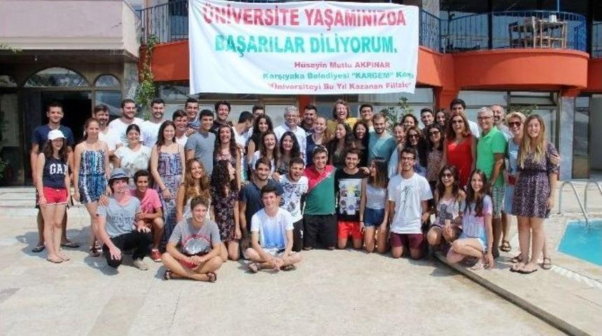 Başkan Akpınar, &Uuml;niversiteyi Kazanan &Ouml;ğrencileri Kutladı