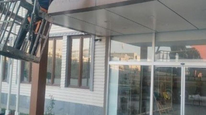 Fet&ouml;&rsquo;ye Ait Okulların Tabelaları S&ouml;k&uuml;ld&uuml;