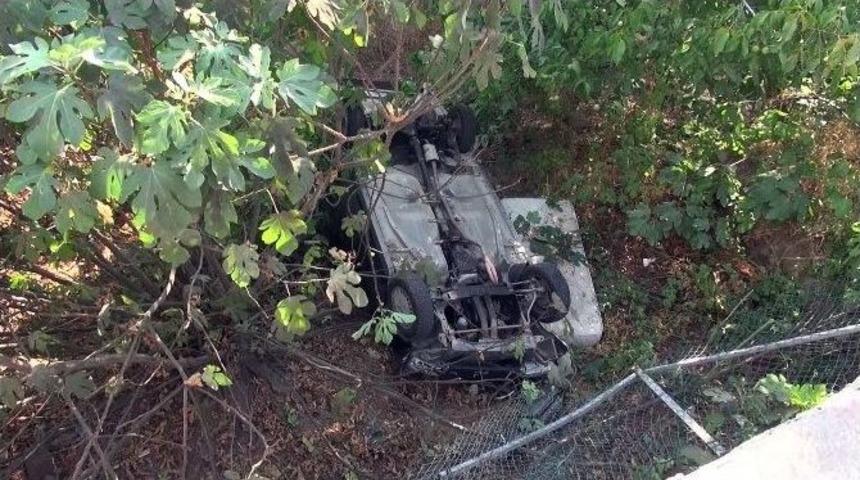 Kontrolden &Ccedil;ıkan Otomobil 4 Metre Şarampole U&ccedil;tu