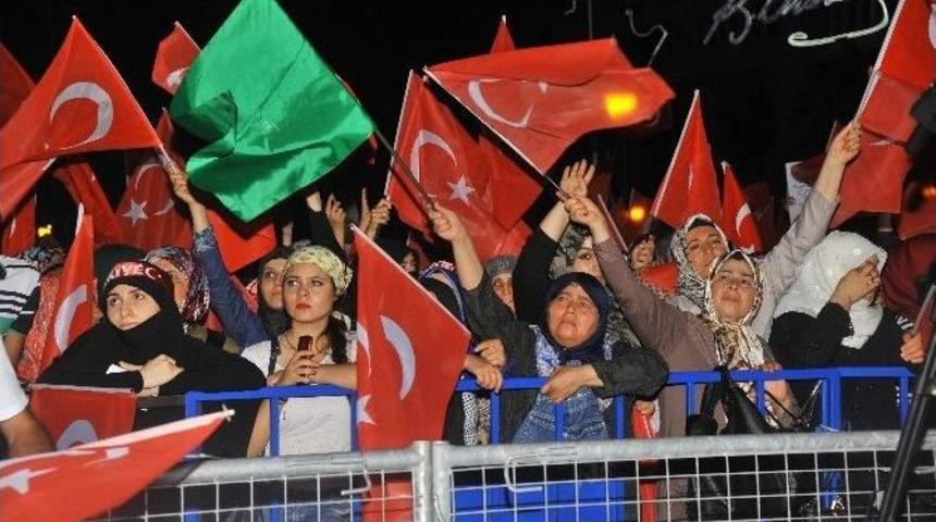 İzmir&rsquo;de Son Demokrasi N&ouml;beti De Coşku İ&ccedil;inde Ge&ccedil;ti