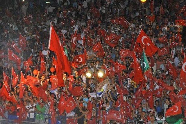 İzmir’de Son Demokrasi Nöbeti De Coşku İçinde Geçti