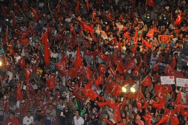 İzmir’de Son Demokrasi Nöbeti De Coşku İçinde Geçti