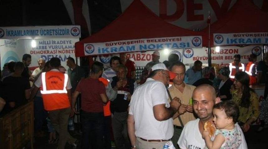 Trabzon&rsquo;da Son &ldquo;demokrasi N&ouml;beti&rdquo;nde Vatandaşlar Alanı Doldurdu