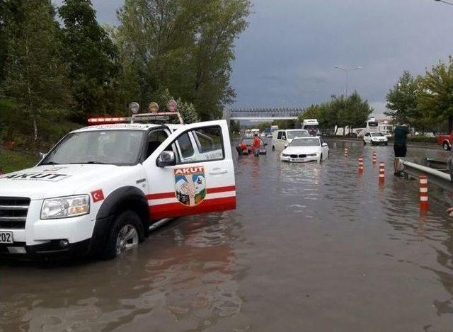 Akut’tan Selde Mahsur Kalan Sürücülere Yardım Eli