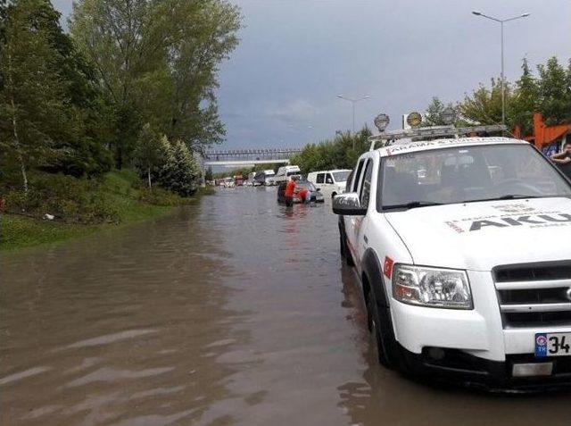 Akut’tan Selde Mahsur Kalan Sürücülere Yardım Eli