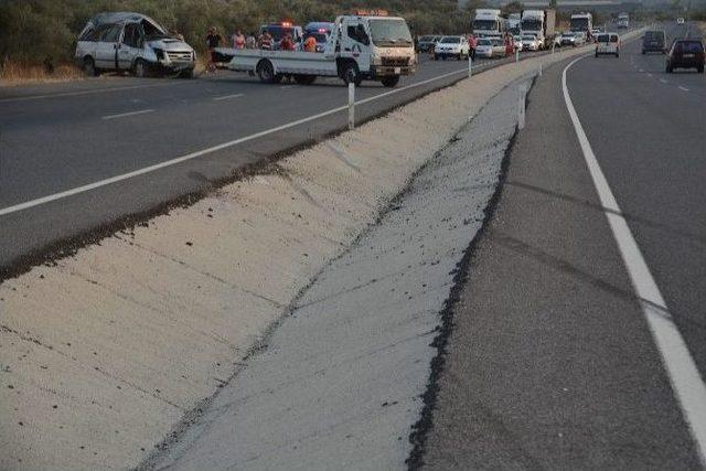 İzmir’de Lastiği Patlayan Kamyonet Takla Attı: 1 Ölü