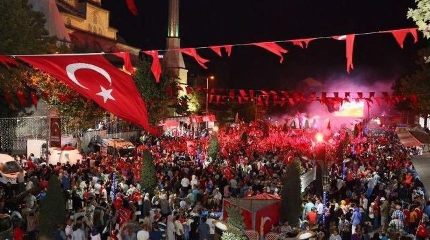5 Şehidin Yakını Ve 16 Gazinin Katılımıyla &lsquo;son Demokrasi N&ouml;beti&rsquo;de Sultangazi&rsquo;de Coşkuyla Tutuldu