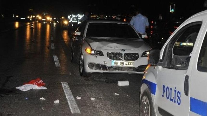 Yolun Karşısına Ge&ccedil;meye &Ccedil;alışan 2 Kişi Otomobilin &Ccedil;arpmasıyla Hayatını Kaybetti