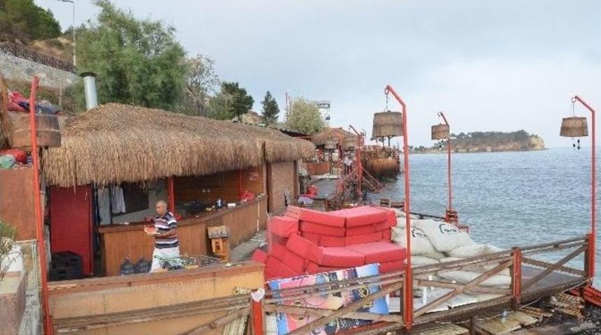 Kuşadası&rsquo;nda Sahili İşgal Eden Eğlence Yeri Yıkıldı
