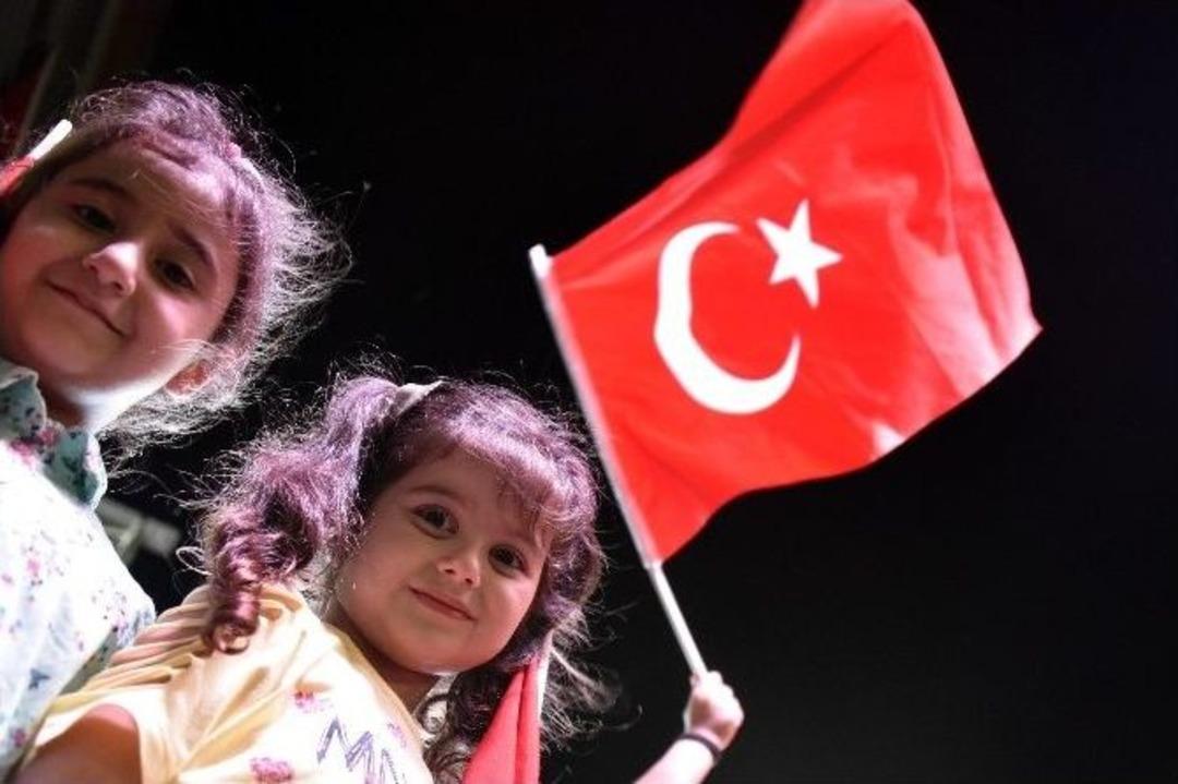 G&uuml;m&uuml;şhane&rsquo;de Demokrasi N&ouml;beti Uğur Işılak&rsquo;la Sona Erdi