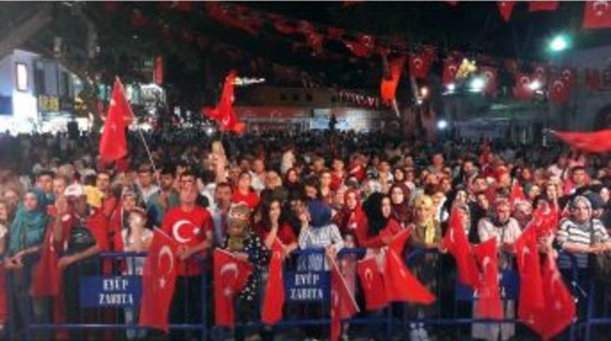 Ey&uuml;p&rsquo;te Demokrasi N&ouml;beti Tutan Vatandaşlara Berat Belgesi Takdim Edildi