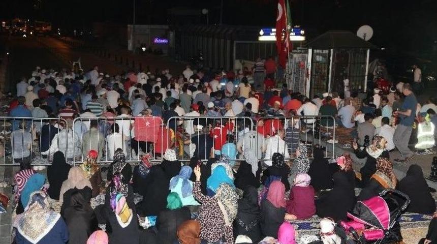 Demokrasi N&ouml;betini Sabah Namazıyla Sonlandırdılar