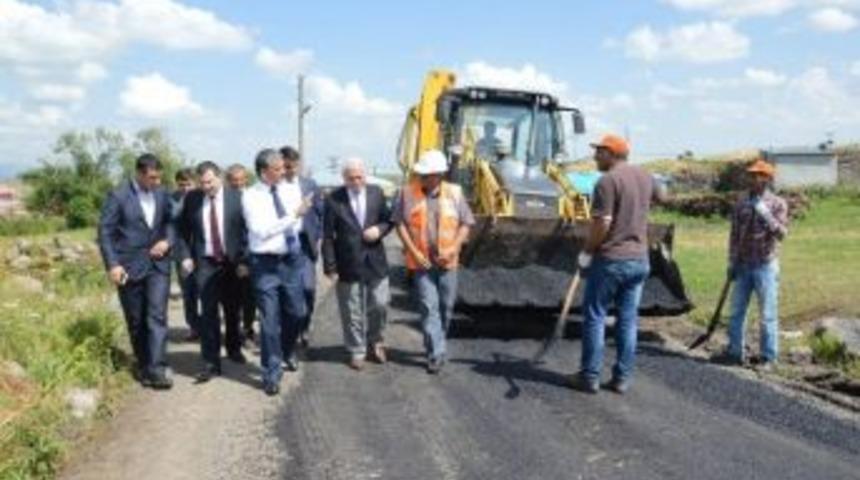 Vali &Ouml;zefe Yapımı S&uuml;rd&uuml;r&uuml;len K&ouml;y Yollarını Denetledi