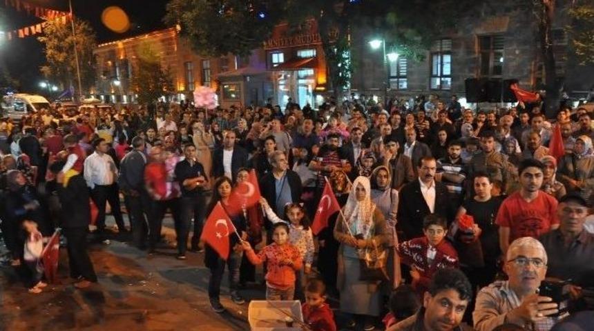 Kars&rsquo;ta Fet&ouml;&rsquo;n&uuml;n Darbe Girişimine Tepkiler S&uuml;r&uuml;yor