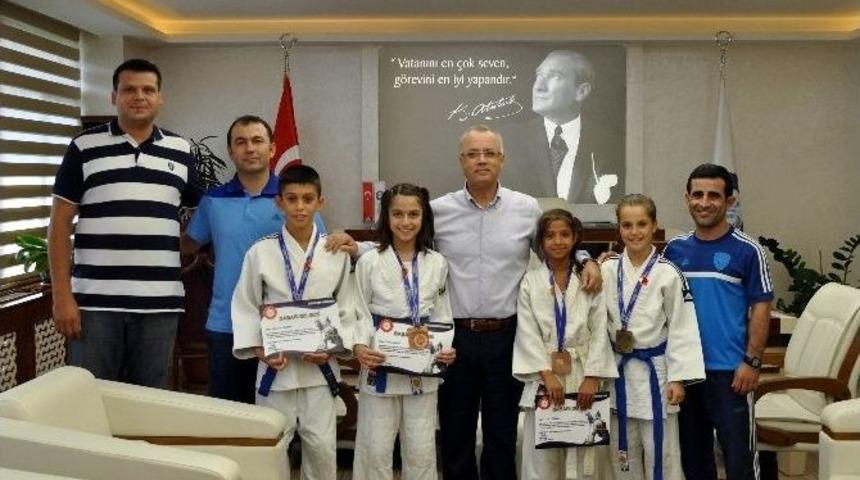Başkan Kayda, Şampiyon Judocuları &Ouml;d&uuml;llendirdi