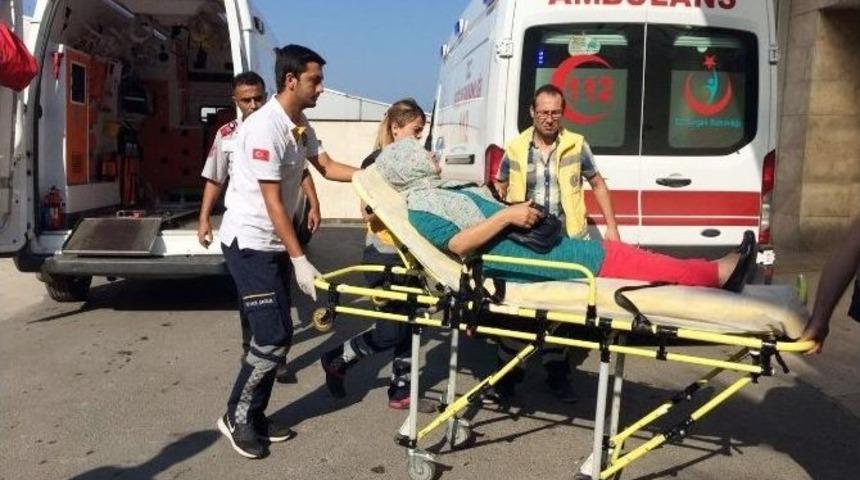 Kontrolden &Ccedil;ıkan Tır&rsquo;ın Dorsesi Halk Otob&uuml;s&uuml;ne &Ccedil;arptı: 10 Yaralı