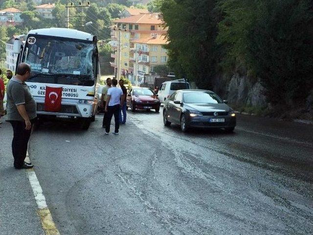 Kontrolden Çıkan Tır’ın Dorsesi Halk Otobüsüne Çarptı: 10 Yaralı