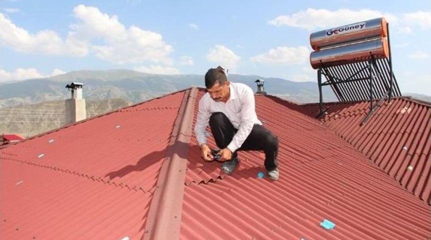 Delinen &Ccedil;atılarını Bantlarla Onarmaya &Ccedil;alıştılar