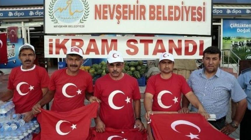 Demokrasi N&ouml;betinde Bayraklar Nevşehir Belediyesinden