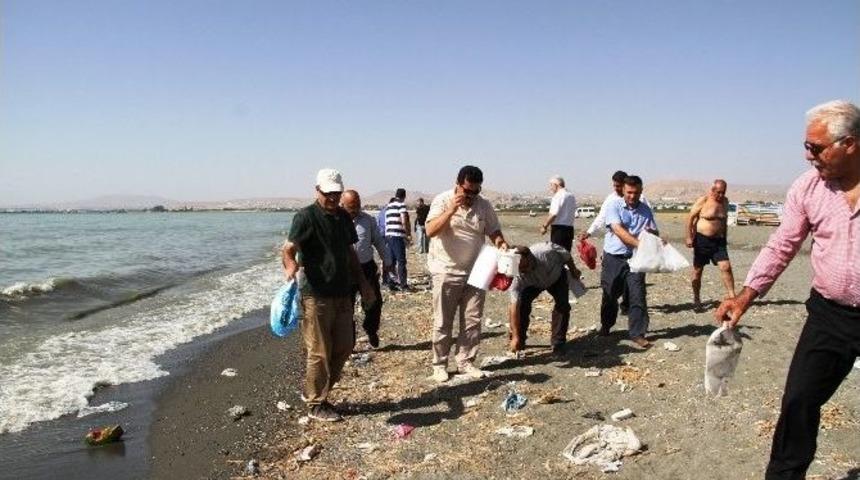 Muhtarlardan Van G&ouml;l&uuml; Kirliliğine Tepki