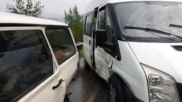 Otomobil Hurdaya Çıktı, Kazada Şöförün Burnu Bile Kanamadı