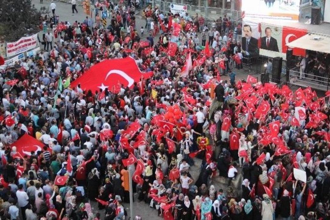 Van&rsquo;da Demokrasi N&ouml;betinden Kareler